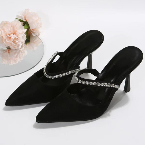 Zapatillas Elegantes De Tacón Alto Con Un Punto En Una