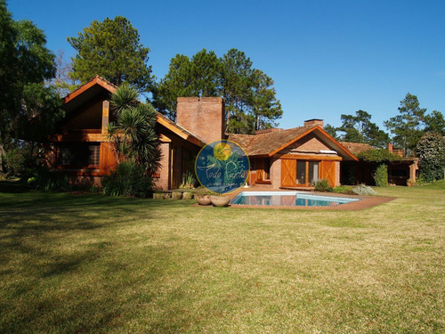 Venta De Casa 4 Dormitorios En Barrio Golf, Punta Del Este.- Ref: 5775