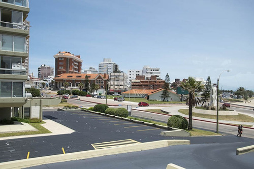 Imagen 21 de 26 de Primera Linea De Playa Mansa, 3 Dormitorios Y Dependencia - Punta Del Este Mansa