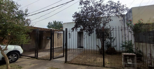 Casa De 2 Dormitorios En Gonnet, La Plata