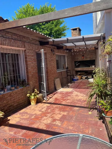 Casa En Venta 1 Dormitorio, 2 Baños, Patio Con Parrillero Y Cochera-alle Dr. José Irureta Goyena-villa Española