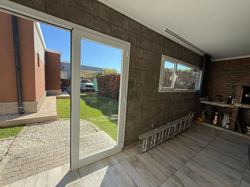 Vende Casa Gerencial B° Manzanos - 3 Dormitorios