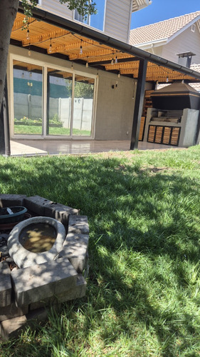 Arriendo Hermosa Casa En Condomino Buin