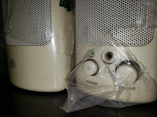 Imagen 2 de 4 de Parlantes Pc Blancos 90's Retro Speakers Genericos White