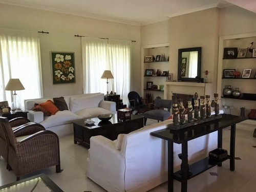 Amplio Jardín Con Pileta Y Galería