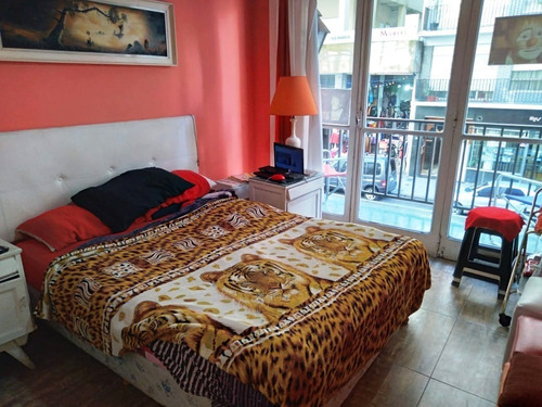 Departamento En Venta 3 Ambientes - Peatonal San Martín - A La Calle C/balcón Y Patio, Mar Del Plata.