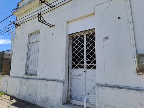 Edificio Compuesto De 3 Casa Y 2 Locales Algunos Alquilados Otros A Reciclar Con Posibilidades De Mejorar.
