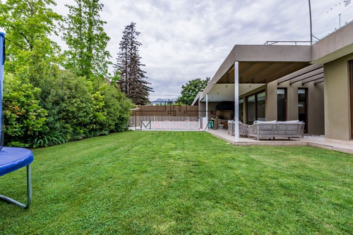 Casa En Venta De 6 Dorm. En Las Condes