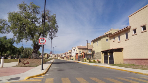 Casa Sola, Amplia ,en Renta, De 2 Niveles,de 2 Recamaras, 2 1/2 Baños, 2 Estacionamientos, Terraza Con Pérgola, Amenidades, Fraccionamiento Real Madeira Fase Iv, Pachuca De Soto, Hidalgo
