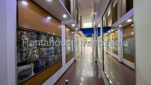 En Venta Local Comercial. - Urb. Chacao.
