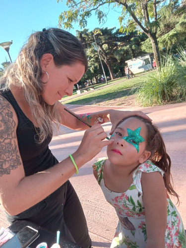 Stand De Maquillaje Artistico, Glitter  Y Trenzas En Fiestas