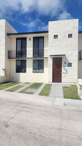 Casa En Venta En El Cimatario, 3 Recamaras, 2.5 Baños Jardín