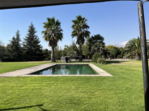 Casa En Venta De 6 Dorm. En Colina