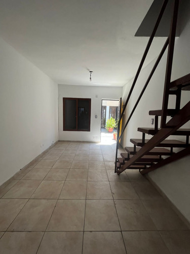 Duplex De 3 Ambientes Con Patio En Lomas Del Mirador