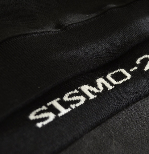 Imagen 3 de 5 de Buzo Buzo Sismo Signature Hood Friza Negro 2216