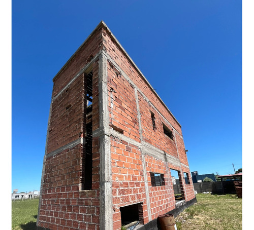 Terreno Con Gran Construcción, Camet Norte