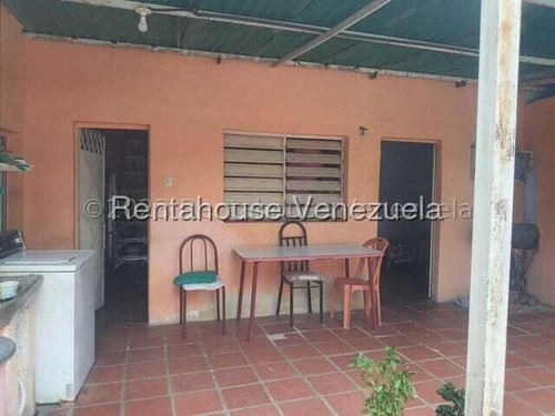 Raiza Suárez Vende Acogedora Casa Ubicada Al Oeste De Barquisimeto 2 5 2 0 1 6 8 Con Cocina En Mampostería Con Madera, Piso De Cerámica Y En El Estacionamiento Caico.