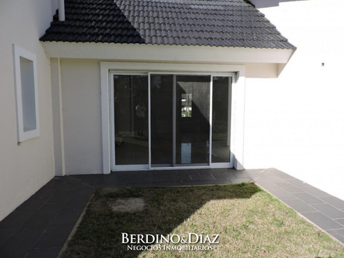 Increíble Y Preciosa Casa Con Excelente Entorno Cerca Del Mar- Ref: 450
