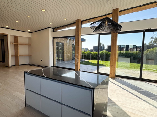 Casa Nueva De Excelentes Terminaciones En Seguro Condominio