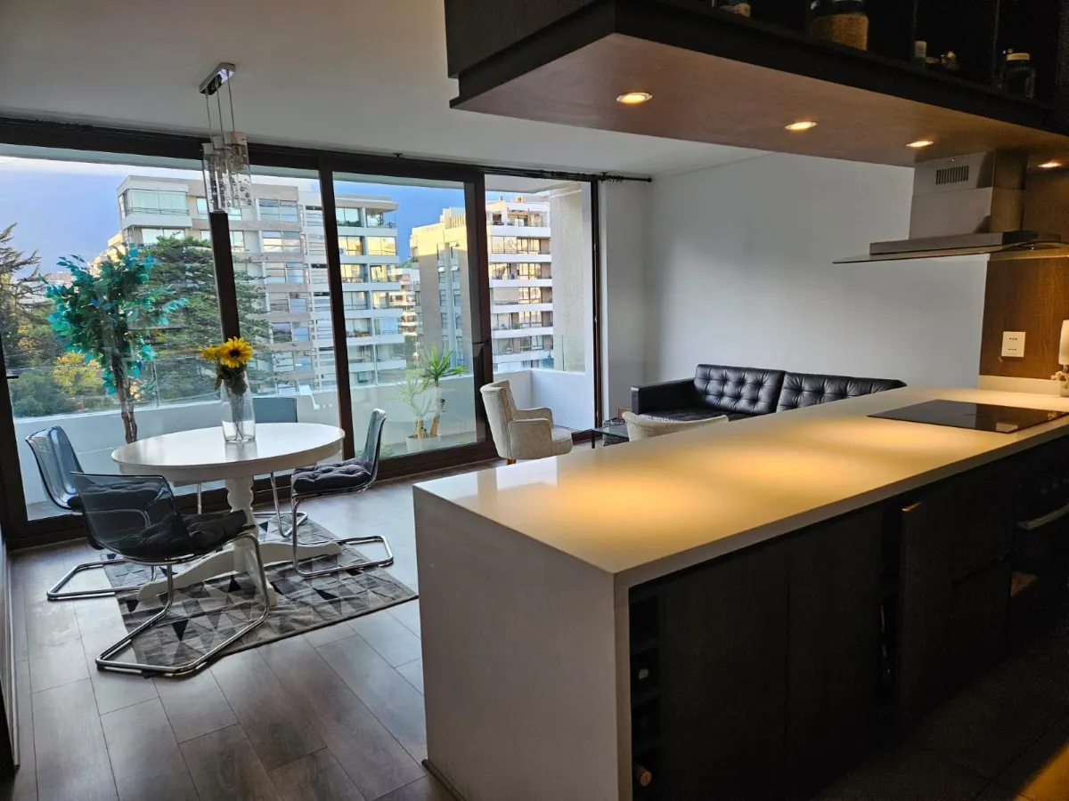 Imagen 2 de 16 de Departamento En Las Condes 3 Dormitorios, 2 Baños Y 2 Estac.