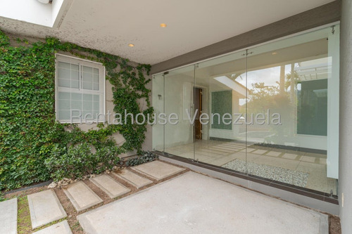 Se Ofrece En Venta Espectacular Y Hermosa Casa Quinta Ubicada En Los Geranios En El Hatillo
