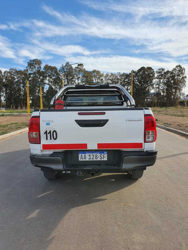 Imagen 3 de 13 de Toyota Hilux 2016 2.4 Cd Dx 150cv 4x2