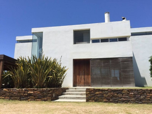 Casa En Alquiler De 3 Dormitorios En Punta Piedras