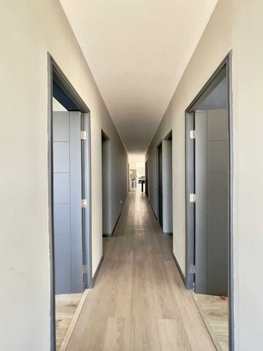 Casa Con 5.000 M2 De Terreno Con Piscina (82768)
