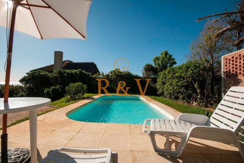 Imagen 17 de 30 de Excelente Casa De 4 Dormitorios Y Piscina A Una Cuadra Del Mar