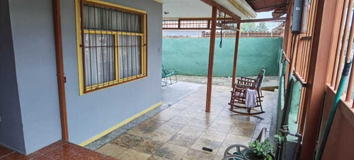 Imagen 3 de 13 de Se Vende Casa En Guapiles Centro