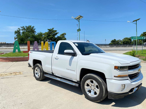 Imagen 2 de 14 de Chevrolet Cheyenne 2018 5.4 2500 Cab Reg Lt Z71 4x4 At