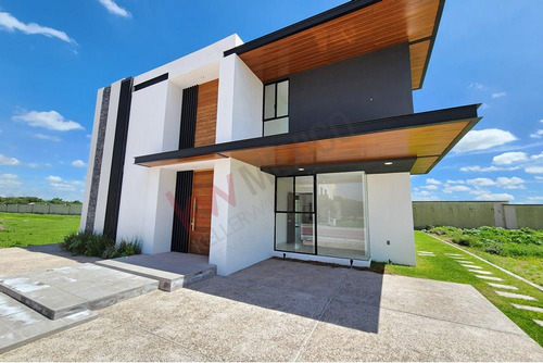 Casa En Venta En Balvanera Con Recamara En Planta Baja Y Estudio
