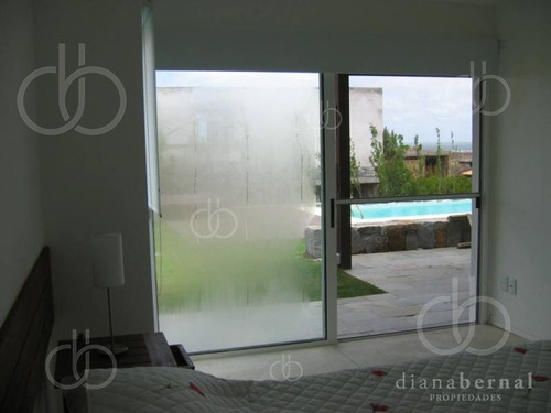 Imagen 16 de 30 de En Punta Del Este En La Zona Exclusiva De Punta De Piedra, Chalet De 5 Dormitorios Y Dependencia Con Piscina Climatizada.- Ref: 4041