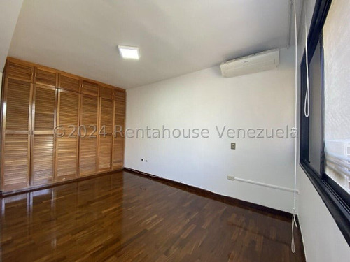 Espectacular Apartamento Con Bella Vista Panorámica En La Tahona. #25-15992