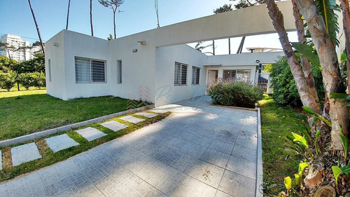 Casa En Venta Playa Mansa 3 Dormitorios- Ref: 6057