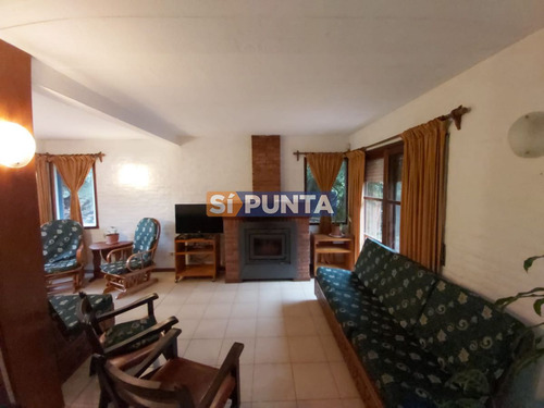 Imagen 3 de 17 de Casa De 5 Dormitorios Y Piscina En Altos Del Pinar. Venta Y Venta Anual
