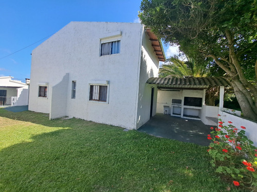 Inmobiliaria Costa Azul Vende Dos Casas Y Dos Apartamentos A Una Cuadra De La Playa Antoniopolis, Rocha.