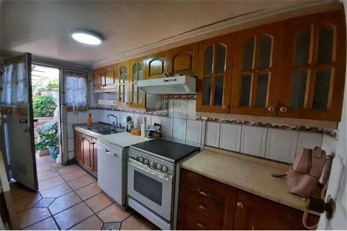 Imagen 4 de 16 de Casa 2 Pisos En Pasaje Cerrado, Metro Rondizzoni