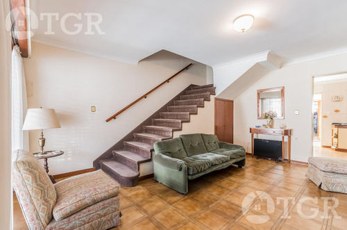 Cálida Casa En Lomas De Zamora Con Diseño Funcional Y Entorno Privilegiado