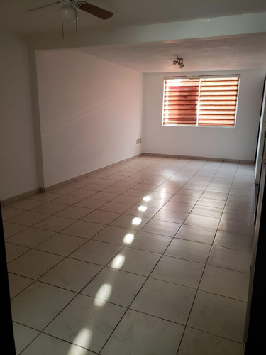 Departamento En Último Piso Sobre Eje Central