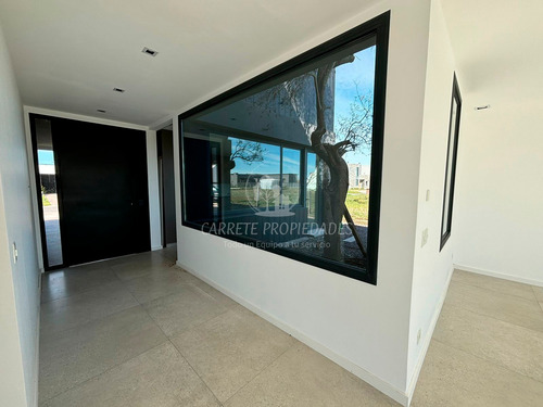 Espectacular Casa De Diseño En Área 5, Barrio San Sebastián. No Te La Pierdas!!