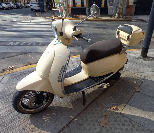 Imagen 5 de 9 de Scooter Beta Tempo 150 Baul Y Soporte Parabrisas