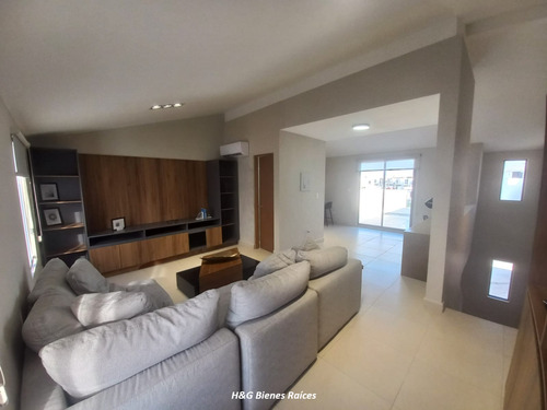 Casa De 3 Niveles Con Excelente Precio En Dominio Cumbres