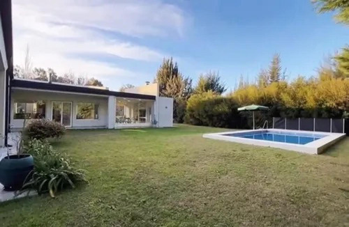 Casa En Venta - 4 Dormitorios 3 Baños - Verónica