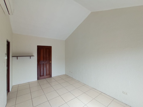 Imagen 16 de 30 de Vendo Hermosa Casa, Ubicada En Sector Preferencial De Alta Plusvalia Y Seguridad, Excelente Condiciones Rodeada De Naturaleza