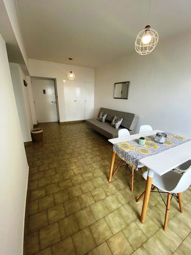 Imagen 2 de 8 de Venta Ambiente A La Calle C/vista Al Mar Zona Centro