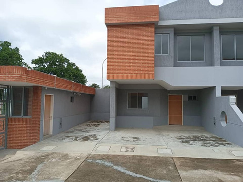 Karina Acosta Vende Townhouse Santa Cruz San Diego Plth-335