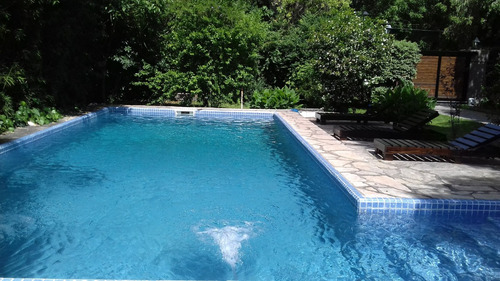 Casa Chalet 7 Ambientes En Parque Leloir Dueño Vende. Con Gran Parque Arbolado , Pileta Y Parrilla