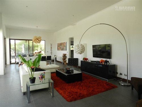Casa En Venta De 5 Dormitorios En Colina