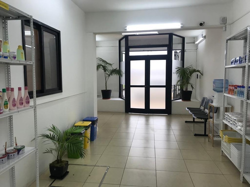 Imagen 1 de 9 de Local Refaccionado Con Importantes Dimensiones En Excelente Zona Comercial